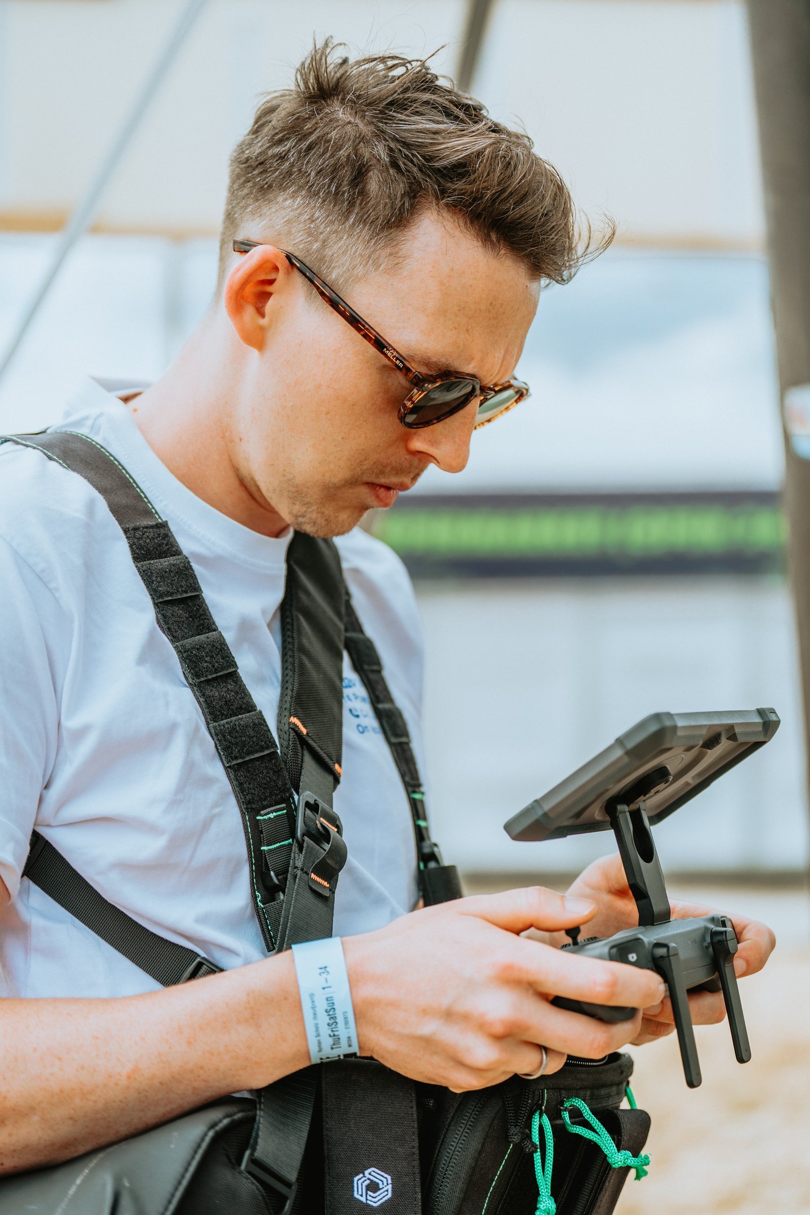 Roman mit Fernsteuerung am Set