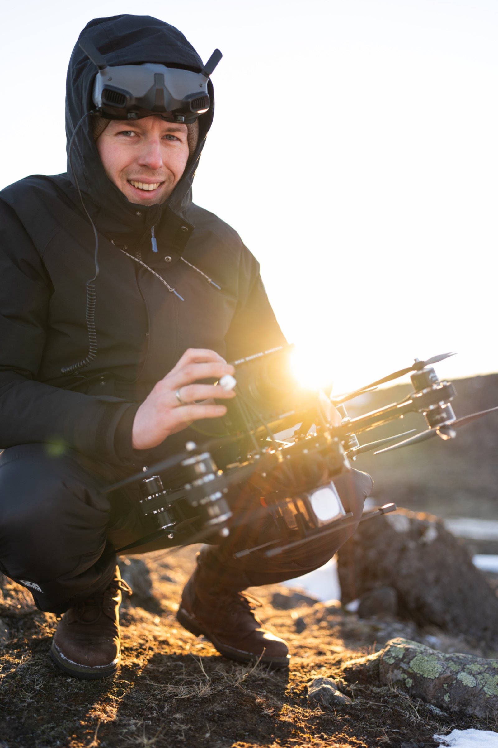 Roman beim Vorbereiten einer FPV-Drohne in Island